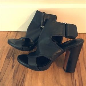 Pour La Victoire Black Leather Sandals Size 6